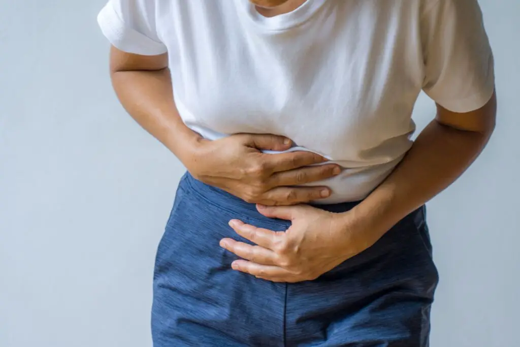 4 Reasons Why Your Stomach Hurts After Drinking