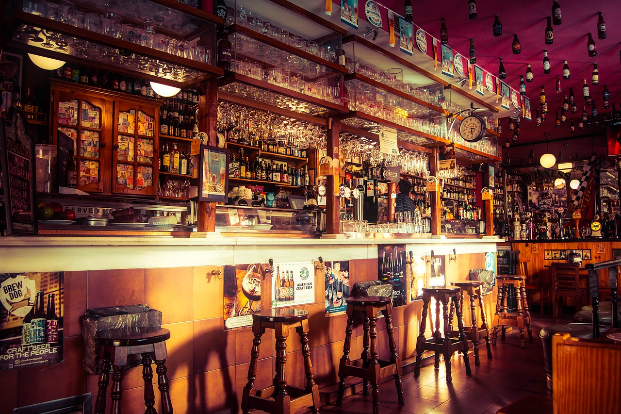 Bars vs. Pubs: What’s the Difference?