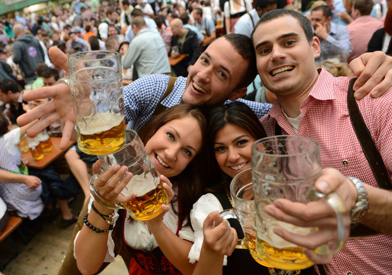 Пьющие города. Oktoberfest пиво. Пьянка в пивной. Алкоголь в Европе. Алкоголь на улице в Европе.